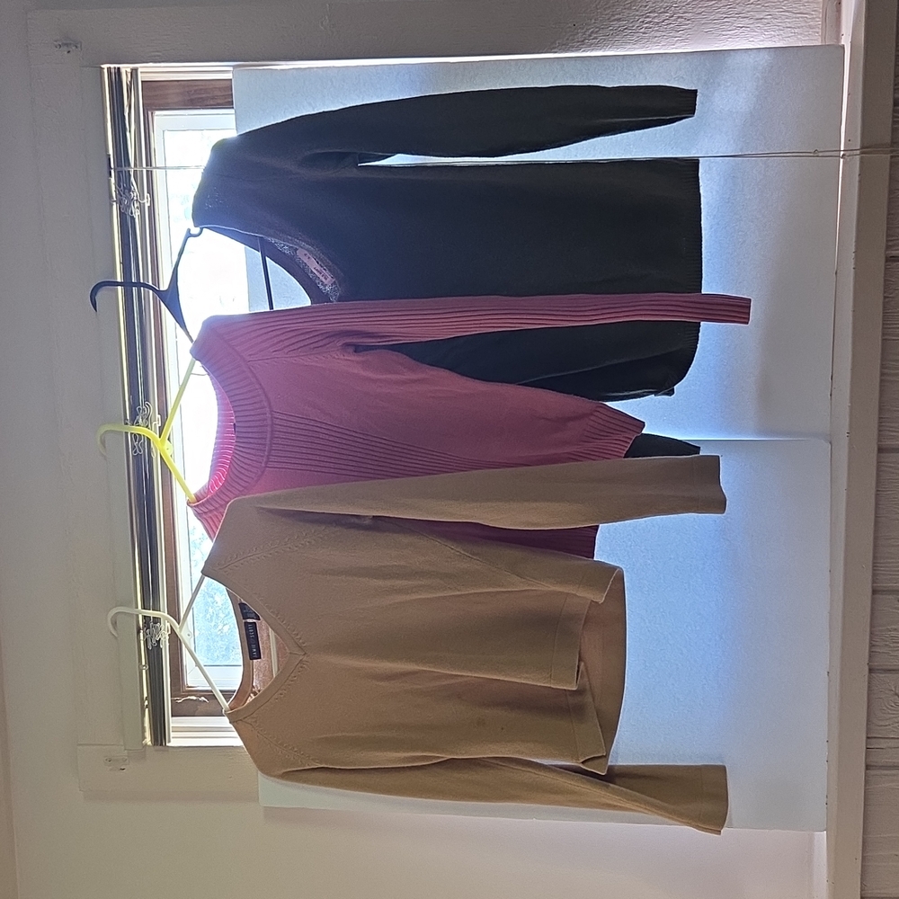 Women's Sweater Bundle - V-Neck & Ribbed Pullover 3-Pack sz small